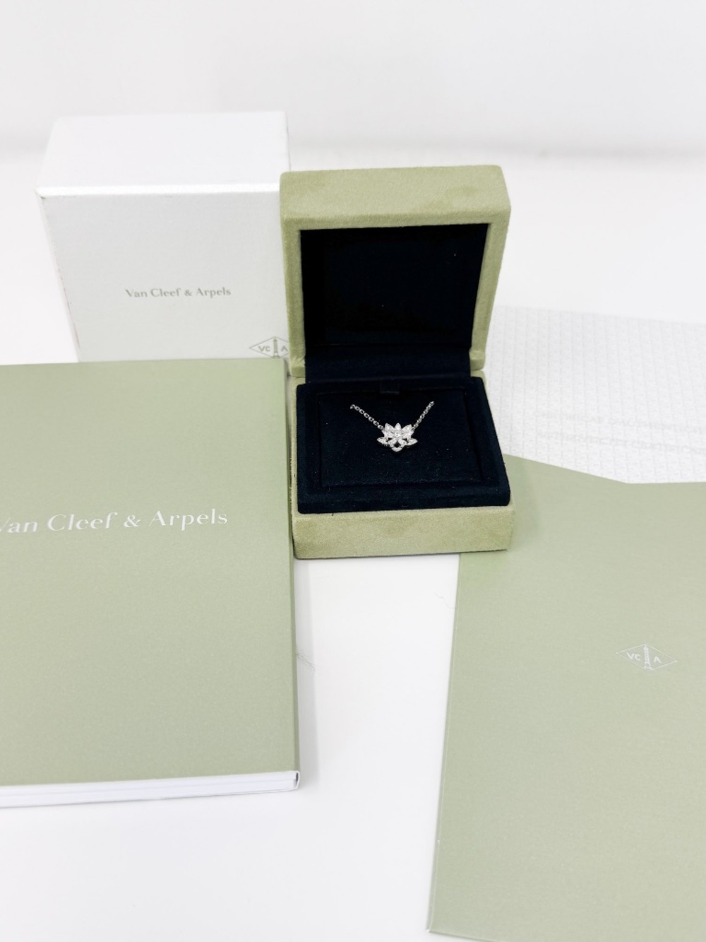 Van Cleef & Arpels Lotus openwork pendant mini model